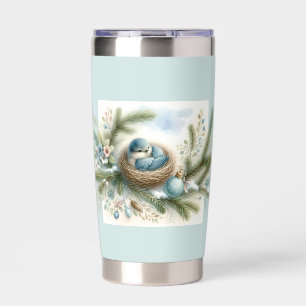 Blaumeisennest mit Ornamenten in Winterkiefern Thermobecher