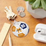 Blauorange Mannschaft farbig Jungs Fußball Schlüsselanhänger<br><div class="desc">Der Fußball-Schlüsselanhänger für Jungs und Mädchen ist mit einem klassischen Fußball-Ball ausgestattet,  auf dem Sie den Namen,  den Monogramm- oder den Variantenbrief und die Trikotnummer des Spielers leicht anpassen können - die typischen schwarzen Fußball-Panels sind in Blau und Orange von katz_d_zynes wiedergegeben</div>