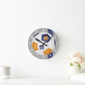 Blauorange Mannschaftsfarben Varianzstreifen Fußba Runde Wanduhr (Zuhause)