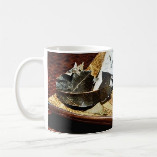Blauschimmelkäse Cabrales mit der Blatt-Verpackung Kaffeetasse (Links)