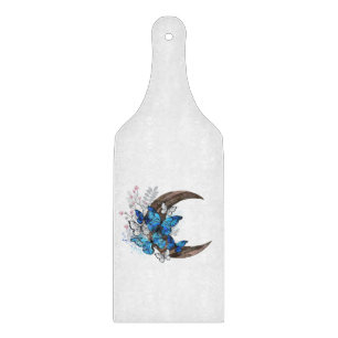Blauschmetterlinge auf Holzhalbzeugen Schneidebrett