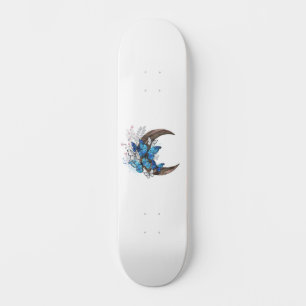 Blauschmetterlinge auf Holzhalbzeugen Skateboard