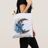 Blauschmetterlinge auf Holzhalbzeugen Tasche (Von Nahem)