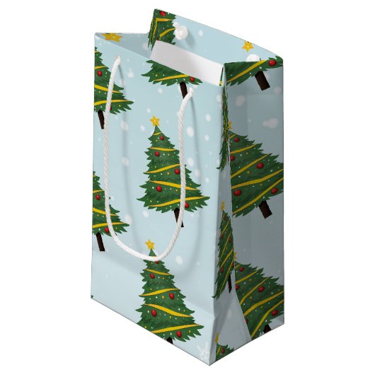 Blauschneedekorierte Winterweihnachtsbaume Kleine Geschenktüte (Vorderseite Schrägansicht)
