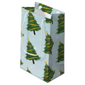Blauschneedekorierte Winterweihnachtsbaume Kleine Geschenktüte (Rückseite Schrägansicht)