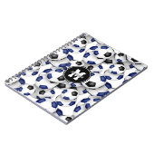 Blauschwarze Fußbälle mit Monogramm Notizblock (Linke Seite)
