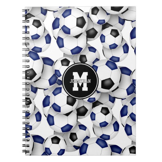 Blauschwarze Fußbälle mit Monogramm Notizblock (Vorderseite)