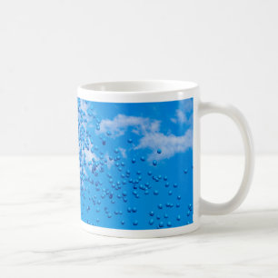 Blauspielzeug-Ballons am Himmel Kaffeetasse
