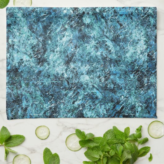 Blauwald unter Schnee oder Glasbruch Geschirrtuch (Gefaltet)