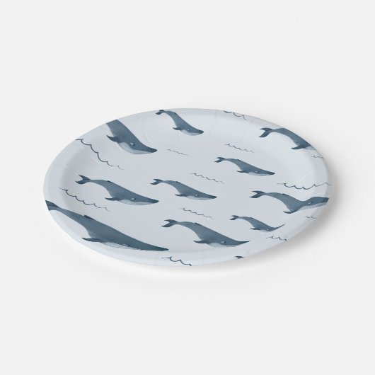 Blauwale, die im Ozean schwimmen Pappteller (Schrägansicht)