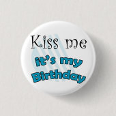 Blauwe Kiss me it's my Birthday Button (Vorderseite)