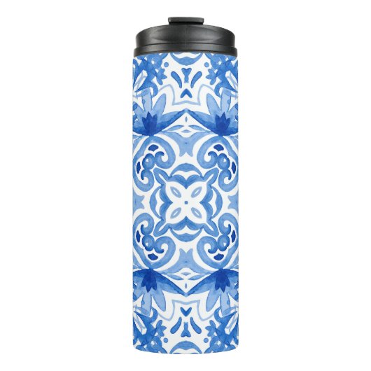 Blauweiße Fliese, Aquarellmuster. Thermosbecher (Vorderseite)
