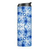 Blauweiße Fliese, Aquarellmuster. Thermosbecher (Nach links gedreht)
