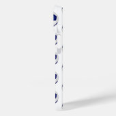 Blauweiße Fußbälle Muster mit Monogramm Case-Mate iPhone Hülle (Rückseite / Links)