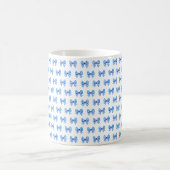 Blauweißes Gingham-Bogen-Muster Kaffeetasse (Mittel)
