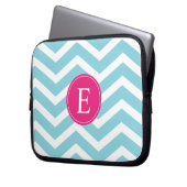 Blauweißes Zickzack-hellrosa Monogramm Laptopschutzhülle (Vorderseite Links)