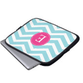 Blauweißes Zickzack-hellrosa Monogramm Laptopschutzhülle (Vorne Knopf)