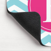 Blauweißes Zickzack-hellrosa Monogramm Mousepad (Ecke)