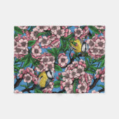 Blauzungenvögel im blühenden Kirschbaum auf blau Fleecedecke (Vorderseite (Horizontal))