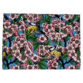 Blauzungenvögel im blühenden Kirschbaum auf blau Große Geschenktüte (Rückseite)