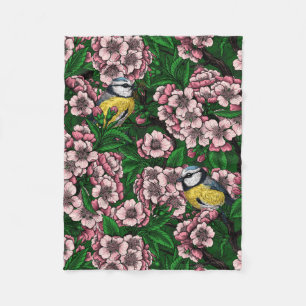 Blauzungenvögel im blühenden Kirschbaum auf Gras Fleecedecke