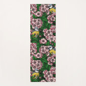 Blauzungenvögel im blühenden Kirschbaum auf Gras Yogamatte (Vorderseite)