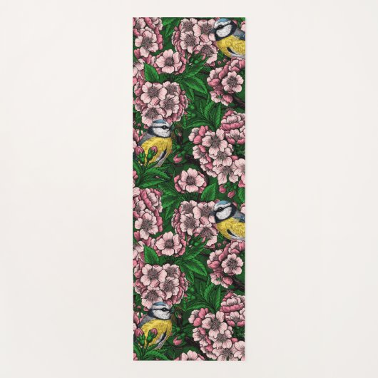 Blauzungenvögel im blühenden Kirschbaum auf Gras Yogamatte (Vorderseite)