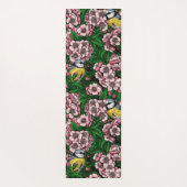 Blauzungenvögel im blühenden Kirschbaum auf Gras Yogamatte (Rückseite)