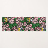 Blauzungenvögel im blühenden Kirschbaum auf Gras Yogamatte (Vorderseite (Horizontal))