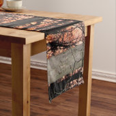 Blazing Woodland Sunset Mittelgroßer Tischläufer (Beispiel)