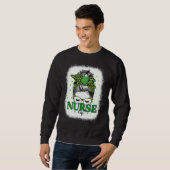 Bleached Nurse Life Messy Bun Leopard St Patricks Sweatshirt (Vorne ganz)