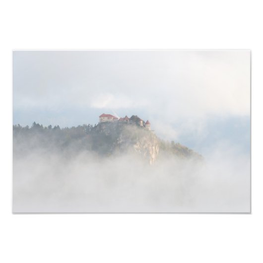 Bled Castle umgeben von Wolken Fotodruck (Vorne)