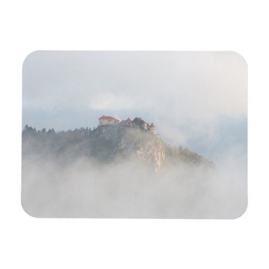Bled Castle umgeben von Wolken Magnet (Horizontal)