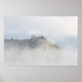 Bled Castle umgeben von Wolken Poster (Vorne)