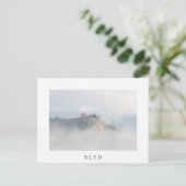 Bled Castle umgeben von Wolken Postkarte (Stehend Vorderseite)