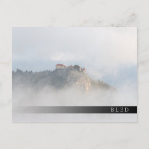 Bled Castle umgeben von Wolken Postkarte