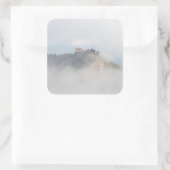 Bled Castle umgeben von Wolken Quadratischer Aufkleber (Tasche)