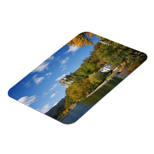 Bled See mit Bäumen in Herbstfarben in Slowenien Magnet (Linke Seite)