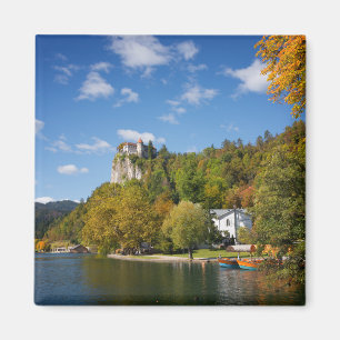 Bled See mit Bäumen in Herbstfarben in Slowenien Magnet