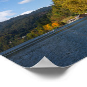 Bled See mit Bäumen in Herbstfarben in Slowenien Poster (Ecke)