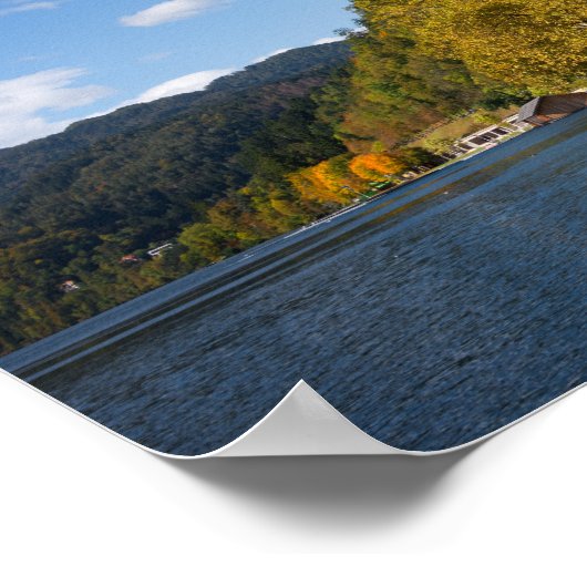 Bled See mit Bäumen in Herbstfarben in Slowenien Poster (Ecke)