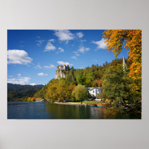 Bled See mit Bäumen in Herbstfarben in Slowenien Poster