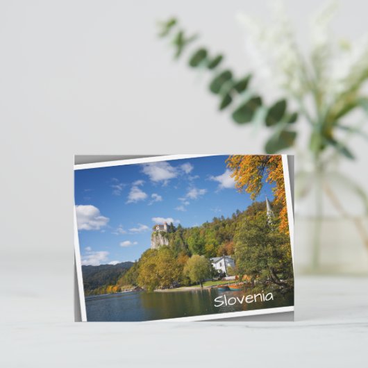 Bled See mit Bäumen in Herbstfarben in Slowenien Postkarte (Stehend Vorderseite)