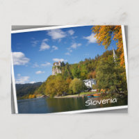Bled See mit Bäumen in Herbstfarben in Slowenien