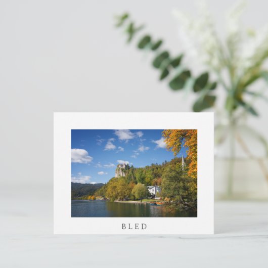 Bled See mit Bäumen in Herbstfarben in Slowenien Postkarte (Stehend Vorderseite)