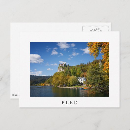 Bled See mit Bäumen in Herbstfarben in Slowenien Postkarte (Vorne/Hinten)