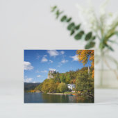 Bled See mit Bäumen in Herbstfarben in Slowenien Postkarte (Stehend Vorderseite)
