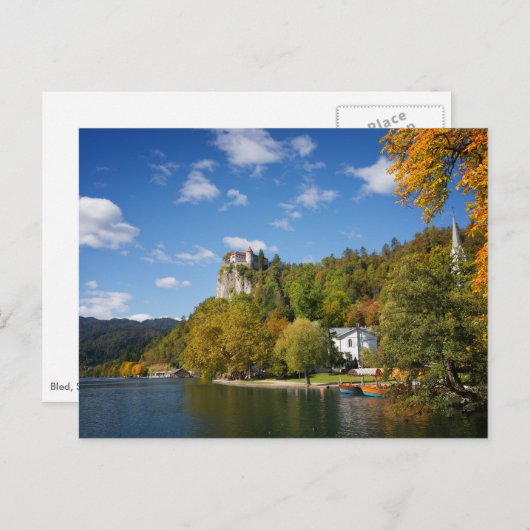 Bled See mit Bäumen in Herbstfarben in Slowenien Postkarte (Vorne/Hinten)