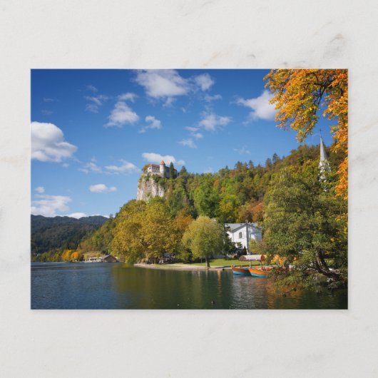 Bled See mit Bäumen in Herbstfarben in Slowenien Postkarte (Vorderseite)