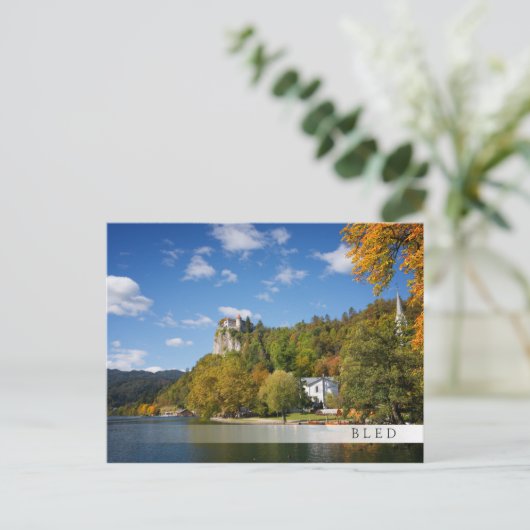 Bled See mit Bäumen in Herbstfarben in Slowenien Postkarte (Stehend Vorderseite)